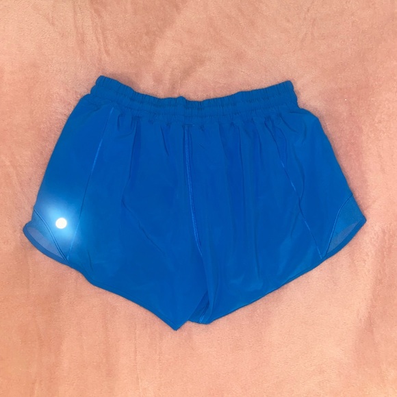 Lululemon Hotty Hot Low Rise Lined Short Size 8 - Picture 3 of 4